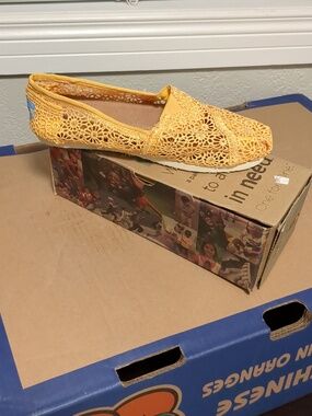 NWT women's yellow flats